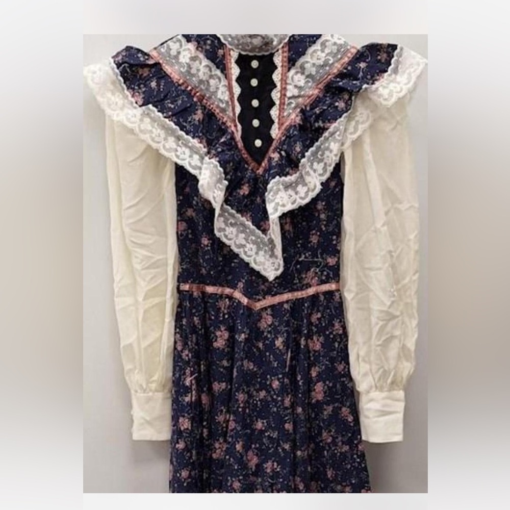 Gunne Sax Cream and Blue floral Fabric